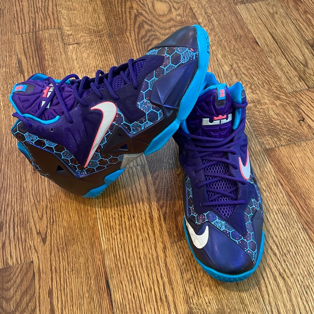 Boy’s Nike LeBron XI Summit Lake Hornets Sneakers. Size 6Y. Excellent/Like New.